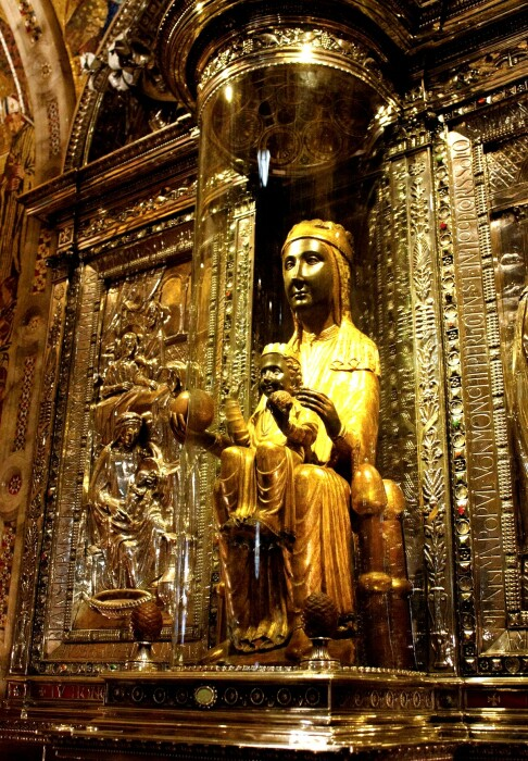 Чудотворная статуя Девы Марии с младенцем на руках вырезана (586x800, 761Kb)