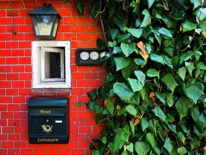 3085196_red_house_green_window_lamp_leaves_wall_mailbox840332 (700x525, 364Kb)