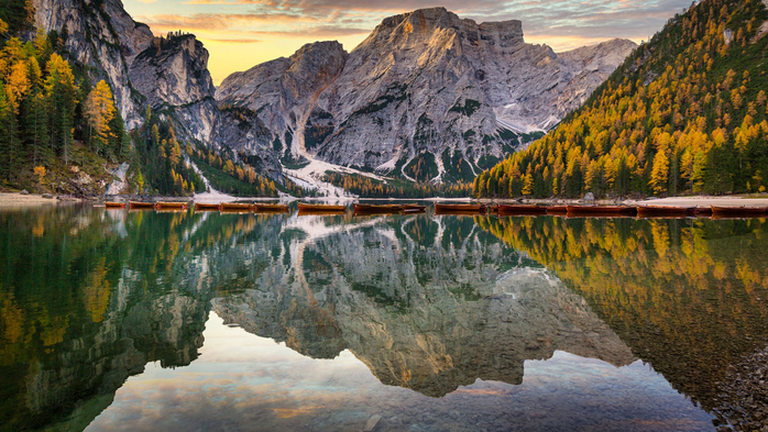 Lago di Braies lake and Seekofel peak at autumn sunrise, Dolomites, Italy (700x393, 479Kb)