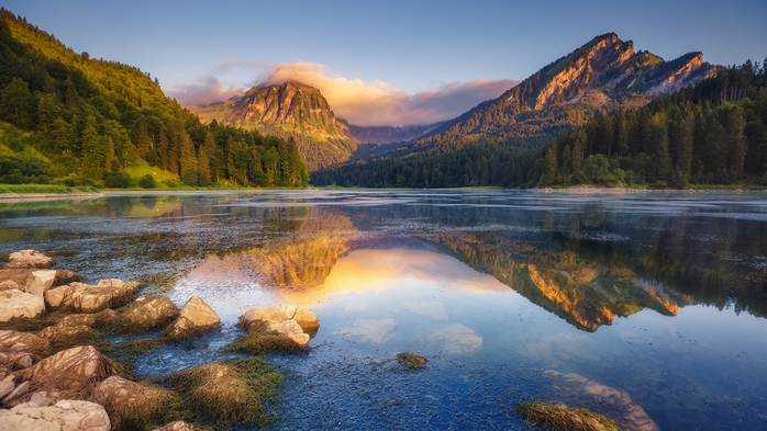 Lake Obersee under sunlight, Näfels, Mount Brunnelistock, Swiss Alps, Switzerland (700x393, 357Kb)