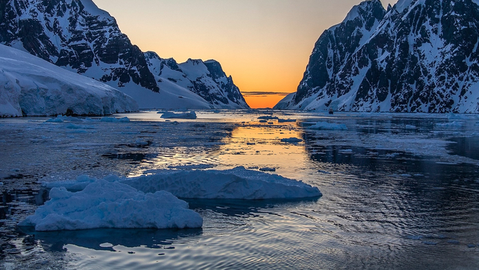 Lemaire Channel on the Antarctic Peninsula in Antarctica (700x393, 372Kb)