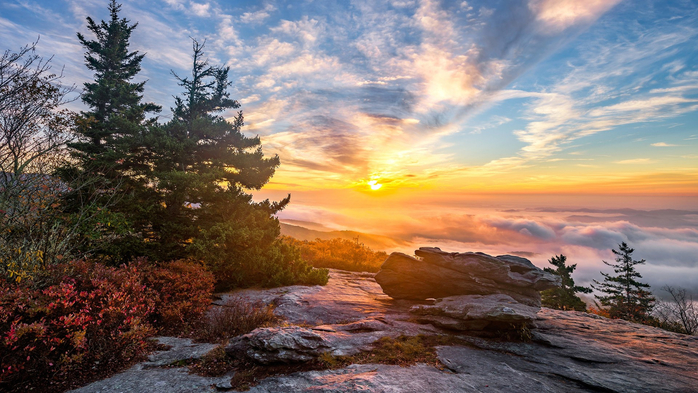 Sunrise over the Blue Ridge Mountains of North Carolina during autumn, USA (700x393, 391Kb)