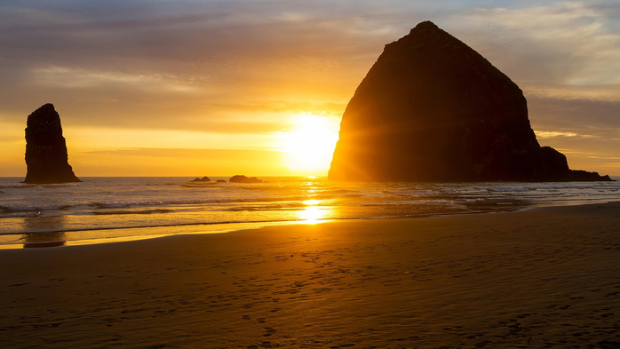 Sunset by Haystack Rock at Cannon Beach on Oregon coast, USA (700x393, 262Kb)