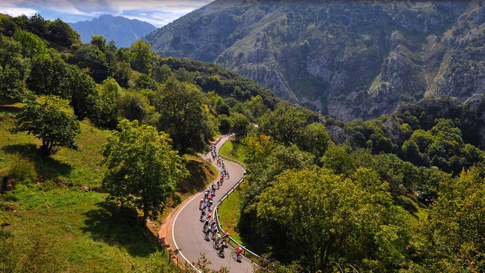 The La Vuelta peloton crossing the Sabero valley in 2014, León (700x393, 430Kb)