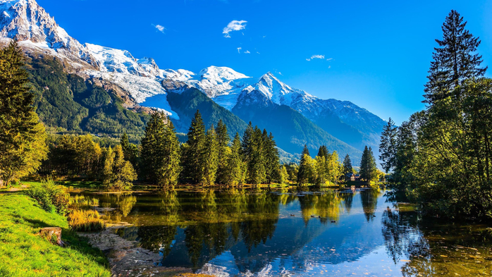The lake reflects the forest and the blue sky in Chamonix City Park at sunset, France (700x393, 440Kb)