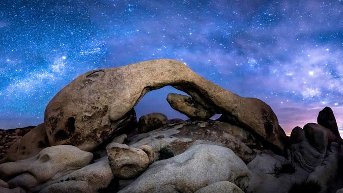 The Milky Way formed over Arch Rock in Joshua Tree National Park, California, USA (700x393, 350Kb)