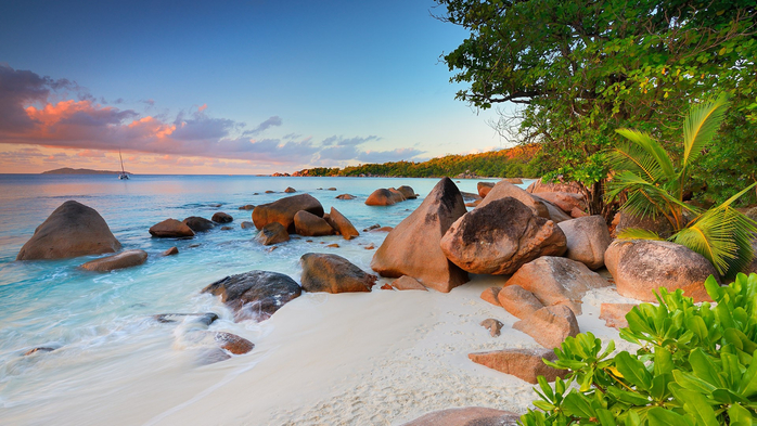 Tropical beach with granite rocks of Anse Lazio, Praslin Island, Seychelles (700x393, 397Kb)