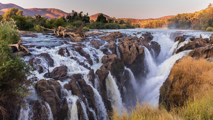 Epupa falls on the Kunene river in the Kaokoveld of Northern Namibia on the border with Angola (700x393, 423Kb)