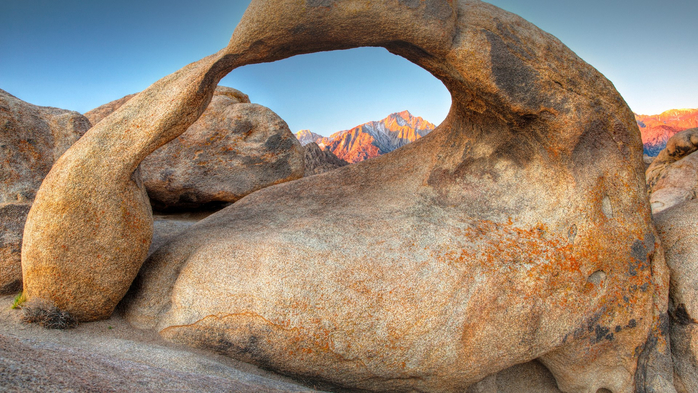 Eroded rock Mobius Arch, Lone Pine, Owens Valley, Alabama Hills, California, USA (700x393, 420Kb)