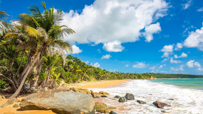Exotic carribean shore of Flamenco beach on the Caribbean island of Culebra, Puerto Rico (700x393, 410Kb)
