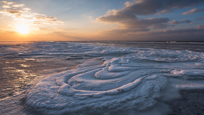 Frozen sea foam on the beach of Schiermonnikoog, Friesland, Netherlands (700x393, 334Kb)