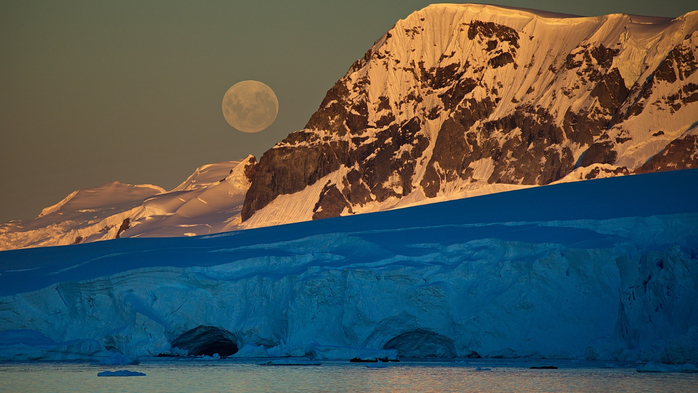 Full moon rising over Wilhelmina Bay in Antarctica (700x393, 346Kb)