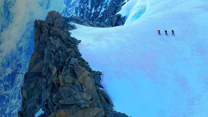 Hikers on alpine glacier, Mont Blanc, Chamonix, France (700x393, 392Kb)
