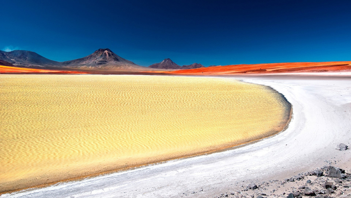 Laguna Lejía salt lake, Puna de Atacama (Atacama Plateau), Altiplano, Chile (700x393, 313Kb)
