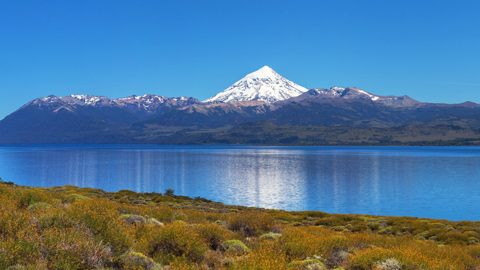 Lake Huechulafquen with volcano in Lanín National Park, Patagonia, Argentina (700x393, 341Kb)