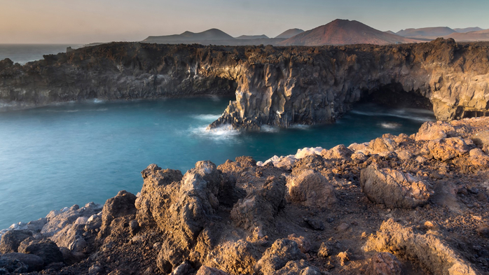 Lava cliffs and volcano skyline, Timanfaya National Park, Lanzarote, Canary Islands, Spain (700x393, 358Kb)