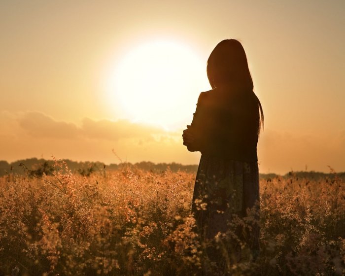 girl_field_sunset_grass_dress_silhouette_95348_1280x1024-1 (700x560, 53Kb)