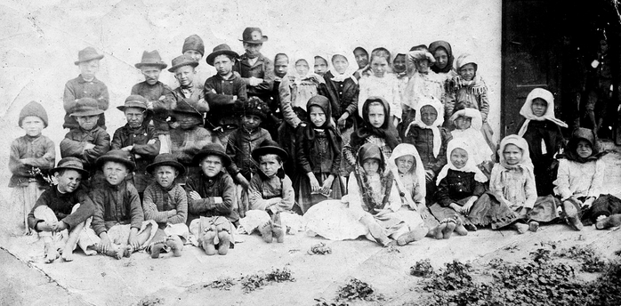 венгрия Крестьянские дети, Венгрия 1900 год (700x344, 187Kb)