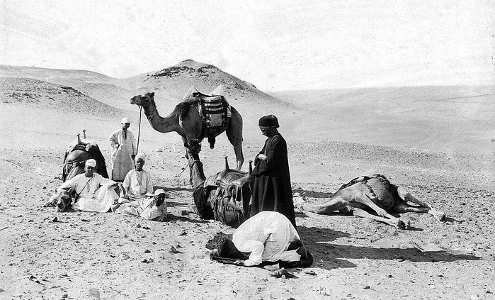 египет Погонщики верблюдов остановились для молитвы в пустыне, Египет, 1867 (700x423, 238Kb)