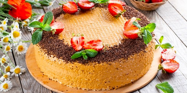 waffle-cake-with-condensed-milk-cocoa-and-butter-garnished-with-strawberries-on-a-wooden-table (600x300, 255Kb)