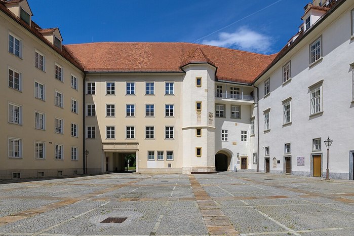 Graz_Burg_Hof_mit_Treppenturm-4187 (900x666, 90Kb)