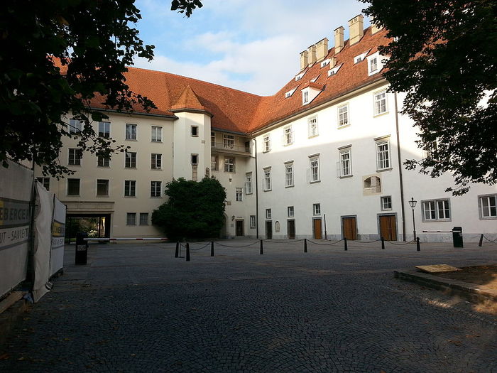 Grazer_Burg,_Burghof (900x725, 88Kb)