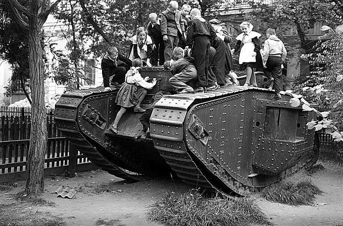ссср  Дети на историческом Британском танке Mark-1 Первой Мировой, Харьков 1958 год (700x462, 281Kb)