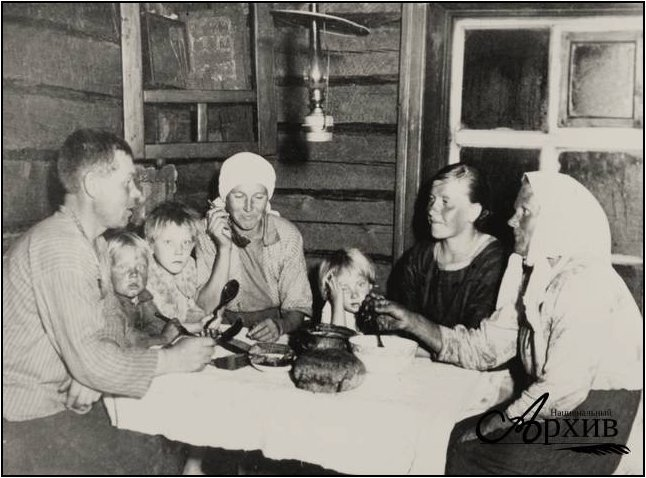 ссср Вепская семья за ужином, 1930 год (646x478, 322Kb)