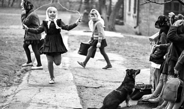 ссср Весной у школы, 1966 год (700x418, 186Kb)