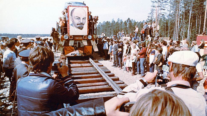 ссср Встреча первого поезда на одном из участков БАМа, 1979 год (700x393, 561Kb)