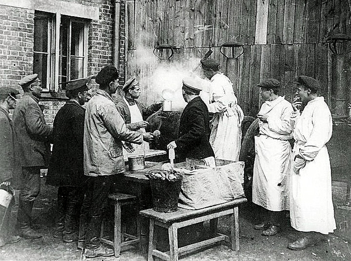 ссср Выдача дешевых обедов на Киевском вокзале, 1919 год (700x519, 380Kb)