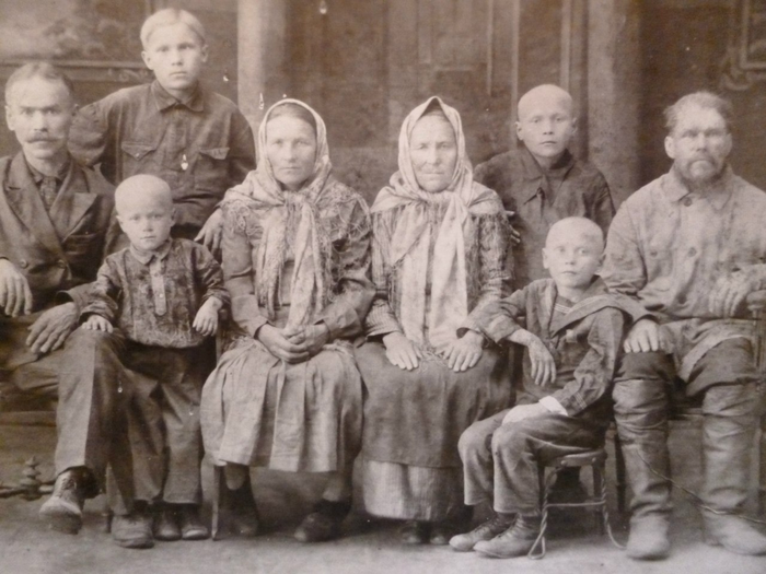 ссср Семья из села Нюхча, Беломорского района, 1925 год (700x525, 504Kb)