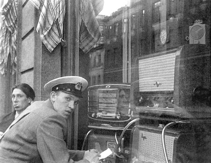 ссср У магазина ' адиотовары' на Большом проспекте Петроградской стороны, Ленинград 1955 (700x543, 276Kb)