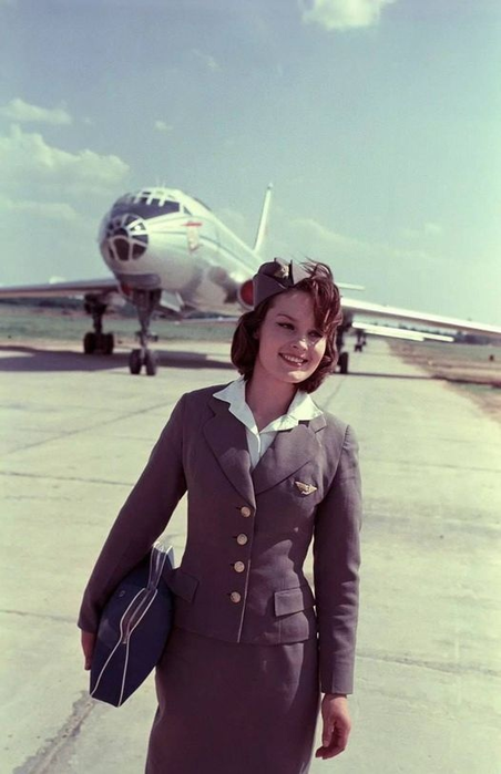 ссср Стюардесса Аэрофлота Валерия Куприянова, Шереметьево, 1966 год (452x700, 335Kb)