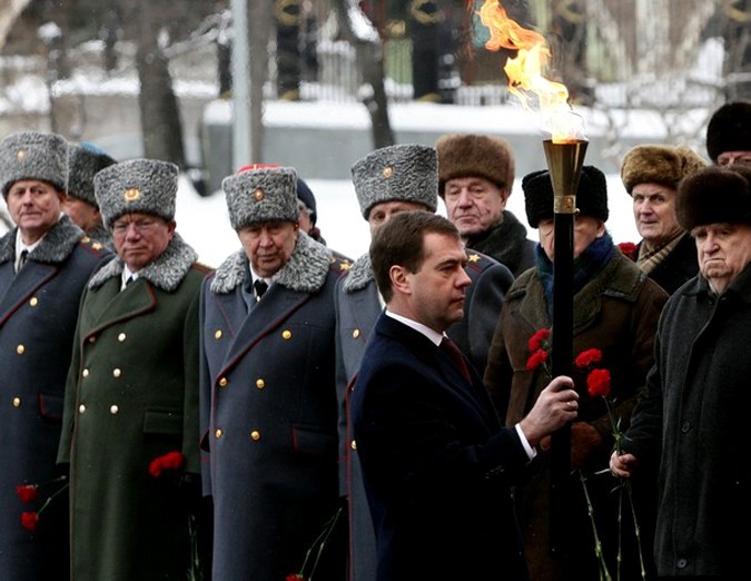 Вечный огонь возвращён к Кремлевской стене Александровского сада, Москва, 23 февраля 2010 года.
