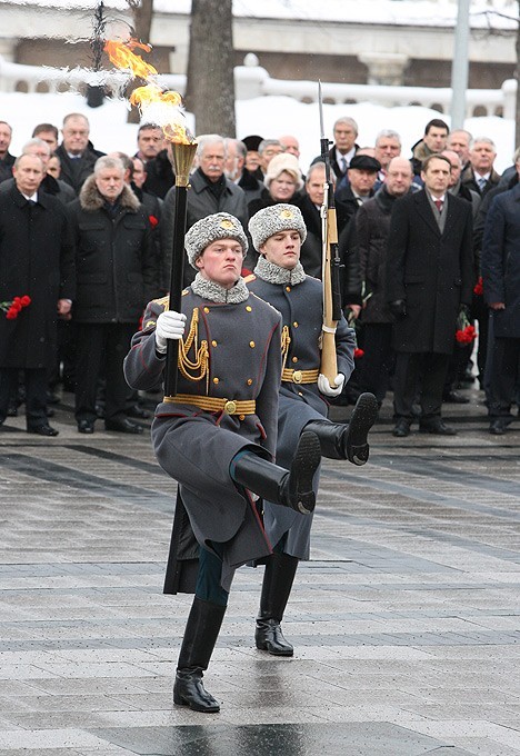 Вечный огонь возвращён к Кремлевской стене Александровского сада, Москва, 23 февраля 2010 года.