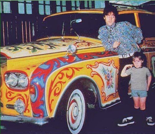 Джон Леннон с сыном Джулианом 