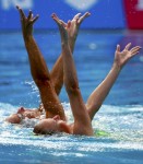 Вибке Джеск и Эдит Зеппенфилд из Германии. Выступление пар на чемпионате Европы по синхронному плаванию в Будапеште, 5 августа 2010 года.