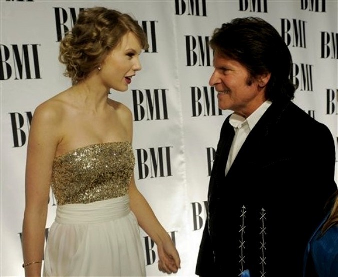 Певица Тэйлор Свифт (Taylor Swift) (слева) и получивший награду BMI Icon Джон Фогерти (John Fogerty ) на 58-ой Annual BMI Pop Awards в Беверли-Хиллз, Калифорния, 18 мая 2010 года.