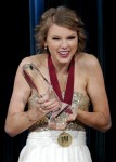 Тэйлор Свифт (Taylor Swift) празднует победу её песни 'You Belong With Me' на 58-ой Annual BMI Pop Awards в Беверли-Хиллз, Калифорния, 18 мая 2010 года.