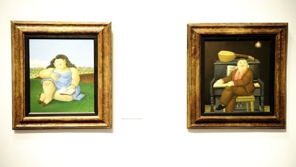 'La Lectora' (L) and 'Man at the Piano', Fernando Botero. Латиноамериканский Christie's аукцион в Нью-Йорке представлен публике 24 мая 2010 года.