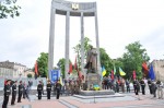 У памятника Бандере собираются участники торжественного митинга.