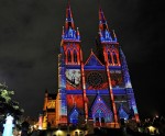 Собор Мэри. Яркий Сиднейский фестиваль (Vivid Sydney Festival) - праздник света, музыки и идей в Сиднее, 27 мая 2010 года.