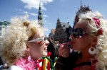 'Go Blonde' в Риге! На борьбу с кризисом собрались 1 000 блондинок, Рига, Латвия, 29 мая 2010 года.