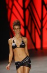 Работы дизайнера Triya на Rio Fashion Week, Коллекция лето 2010/2011, Пир Мауа, Рио-де-Жанейро, Бразилия, 1 июня 2010 года.