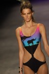 Работы дизайнера Triya на Rio Fashion Week, Коллекция лето 2010/2011, Пир Мауа, Рио-де-Жанейро, Бразилия, 1 июня 2010 года.