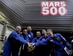 Участники эксперимента Mars500. Эксперимент по имитации миссии на Марс, Mars500 в Москве, 3 июня 2010 года.