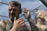 Мад Олимпийские игры (Mud Olympics) в устье реки Эльбы недалеко от Гамбурга, 6 июня 2010 года.