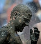 Мад Олимпийские игры (Mud Olympics) в устье реки Эльбы недалеко от Гамбурга, 6 июня 2010 года.