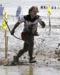 Мад Олимпийские игры (Mud Olympics) в устье реки Эльбы недалеко от Гамбурга, 6 июня 2010 года.